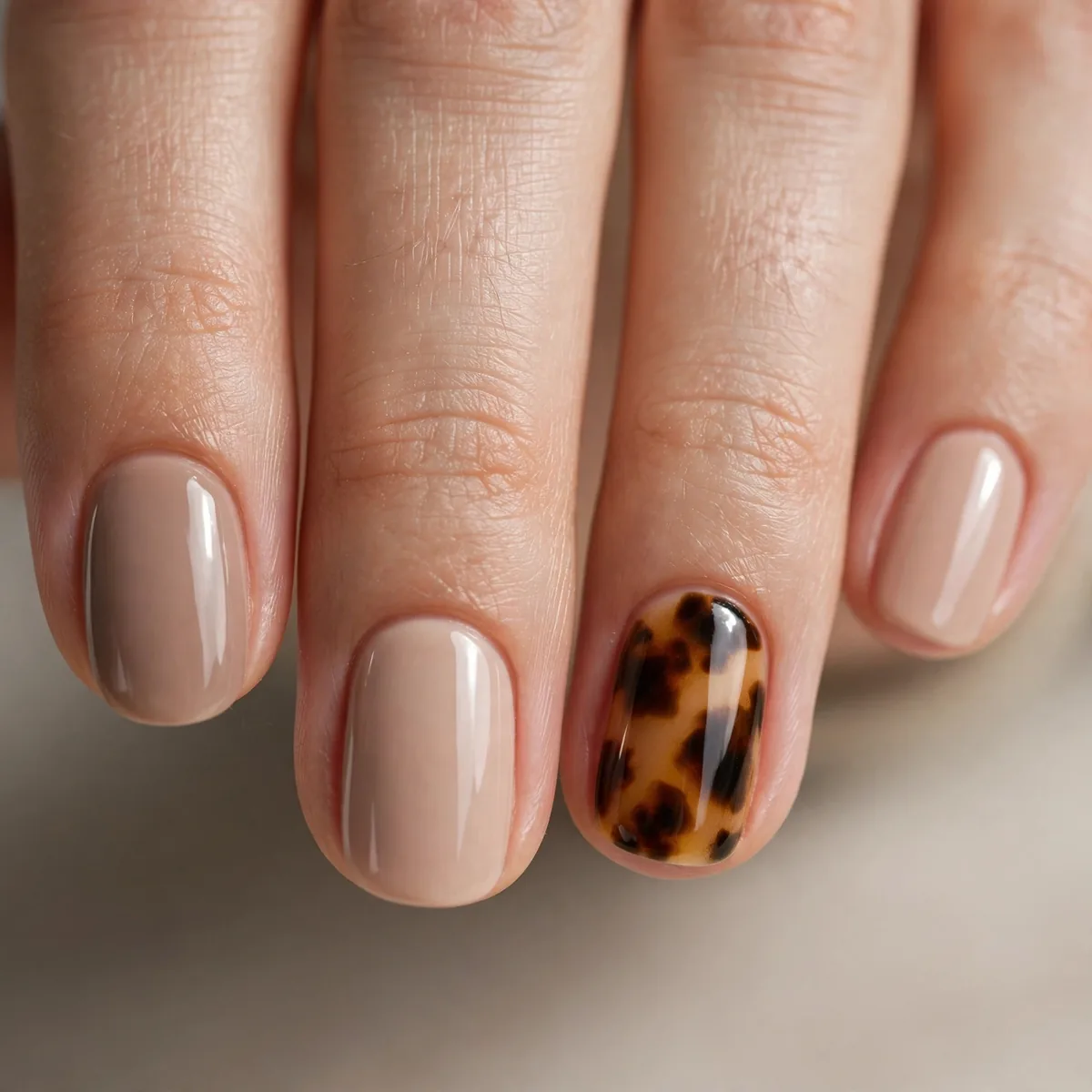 Single tortoiseshell accent nail